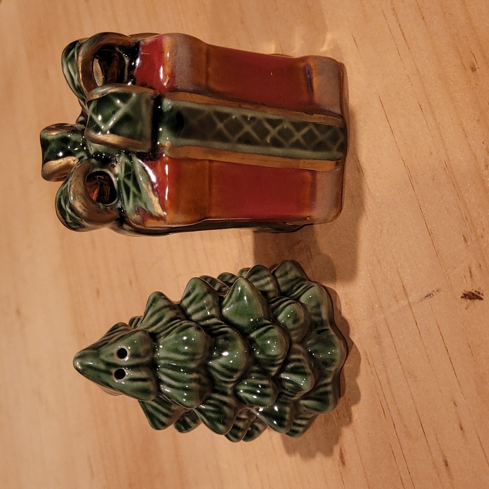 Xmas Tree & Wrapped Gift salt & pepper shakers